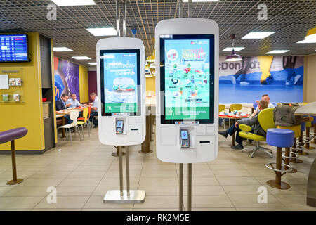 San Pietroburgo - circa maggio, 2016: interno del ristorante McDonald's. McDonald's è il più grande del mondo di catena di hamburger ristoranti fast food, fou Foto Stock