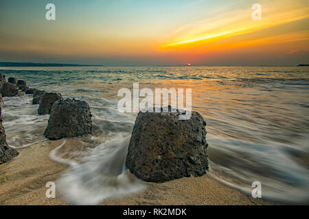 Una delle spiagge Godetevi il tramonto a Bali Foto Stock