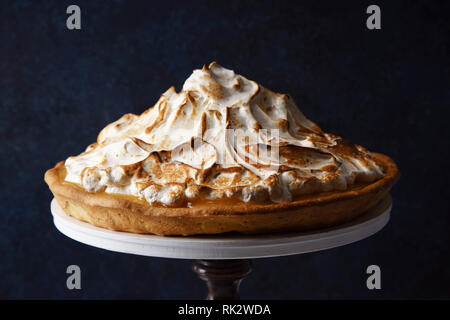 Meringa al limone crostata al limone cagliata Foto Stock