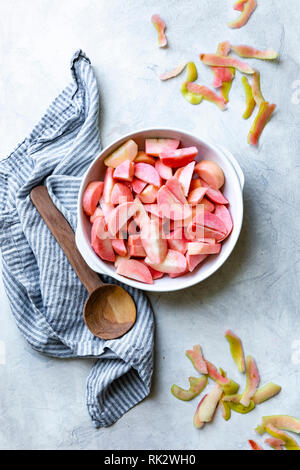 Fette di mele Rosa in una ciotola Foto Stock