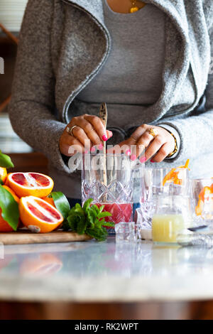 Arancio sanguigno cocktail con menta guarnire Foto Stock