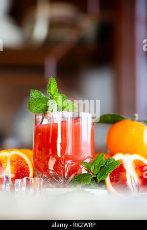 Arancio sanguigno cocktail con menta guarnire Foto Stock