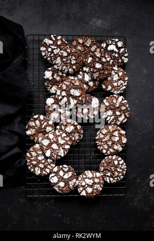 Chocolate Crinkle Cookies - semplice Foto Stock