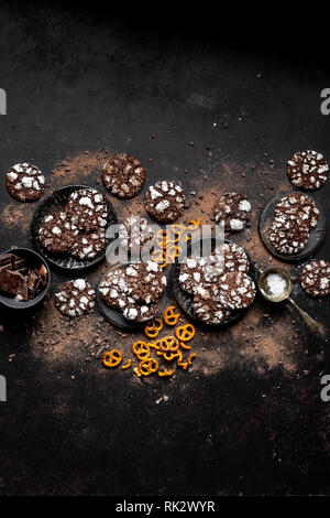 Gluten-free chocolate Crinkle Cookies Foto Stock