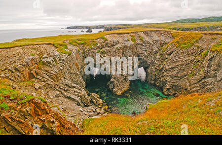 Il Dungeon grotta marina formazione in Terranova Foto Stock