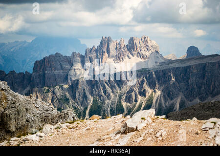 Croda da Lago, una montagna panoramica cresta, appena prima di una tempesta, come si vede dal picco Averau (2649 m) italiani nelle Dolomiti Foto Stock