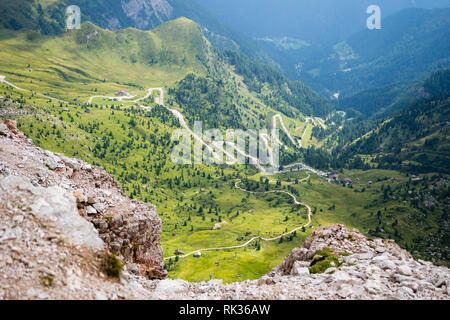 Vista aerea di un avvolgimento, curva, alta Alpine road attraversando il Passo di Giau, Dolomiti, Alto Adige, Italia, durante una calda giornata estiva, come si vede da Ave Foto Stock