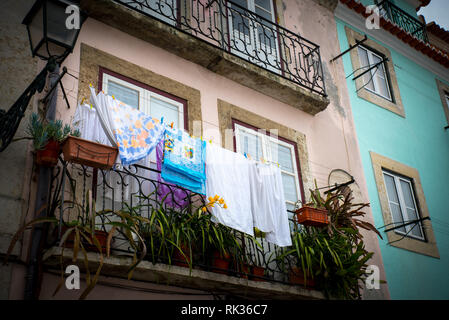 Balcone a Lisbona, asciugare il bucato. Sul balcone a Lisbona vestiti asciutti. Foto Stock