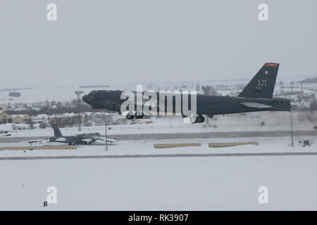 A B-52H Stratofortress taxi giù per la pista di Minot Air Force Base, N.D., 6 febbraio 2019. La formazione di routine i voli sono spesso condotte per mantenere la funzionalità di supporto della Air Force Global Strike il comando della missione. (U.S. Air Force foto di Senior Airman Jessica Weissman) Foto Stock