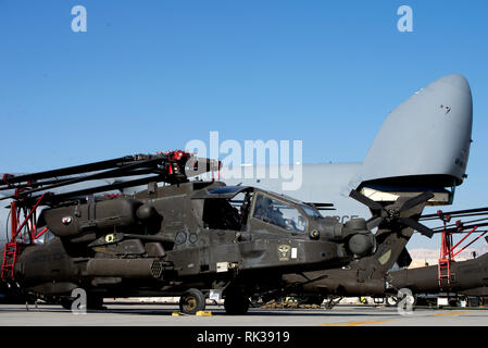 Avieri, soldati, e preparare il personale per caricare elicotteri Apache in un C-5 a Bagram Airfield, Afghanistan, nel febbraio 7, 2019. Il 455th Air Expeditionary Wing è composto da più di 2.100 aviatori si trova a Bagram, Jalalabad e Kandahar aerodromi. (U.S. Air Force foto di SrA Jean-Paul Arnaud-Marquez) Foto Stock