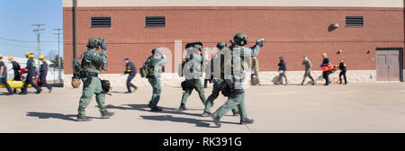 190205-N-HV059-1052 Williamsburg, Virginia (feb. 5, 2019) membri della York-Poquoson Sheriff Ufficio del team di risposta alle emergenze Preparare per entrare in un edificio durante un tiratore Attiva drill detenute a bordo Naval Weapons Station Yorktown e Cheatham allegato come parte di cittadella Shield/tenda solido 2019 (CSSC19). CSSC19 è un due-parte anti-terrorismo vigore esercitazione di protezione che viene condotta a livello nazionale sulle installazioni, Feb 4-15. L'esercizio annuale non è in risposta a qualsiasi minaccia specifica, ma viene utilizzato per valutare la prontezza ed efficacia della flotta e l'installazione di programmi di sicurezza. (U.S. Navy Foto Stock