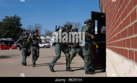 190205-N-HV059-1120 Williamsburg, Virginia (feb. 5, 2019) membri della York-Poquoson Sheriff Ufficio del team di risposta alle emergenze inserire un edificio durante un tiratore Attiva drill detenute a bordo Naval Weapons Station Yorktown e Cheatham allegato come parte di cittadella Shield/tenda solido 2019 (CSSC19). CSSC19 è un due-parte anti-terrorismo vigore esercitazione di protezione che viene condotta a livello nazionale sulle installazioni, Feb 4-15. L'esercizio annuale non è in risposta a qualsiasi minaccia specifica, ma viene utilizzato per valutare la prontezza ed efficacia della flotta e l'installazione di programmi di sicurezza. (U.S. Foto della marina da Ma Foto Stock