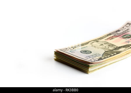 Vista ravvicinata di una pila di noi cinquanta le fatture del dollaro, isolato su sfondo bianco Foto Stock