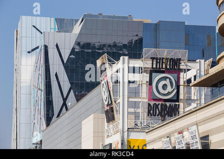 Johannesburg, Sud Africa, 24 agosto - 2018: Shopping Mall segno con vetro edificio frontale della sezione più recente del mall in background. Foto Stock