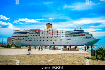 Ocean Liner docks nave da crociera ancorata in Trieste Italia Foto Stock