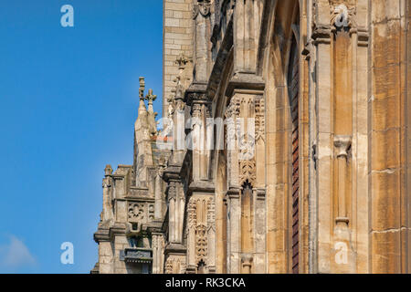 Dettaglio del fronte sud di Truro Cathedral, la cattedrale della Beata Vergine Maria, Cornwall, Regno Unito, costruito tra il 1880 e il 1910 da granito locale. Foto Stock