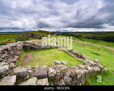 Il Vallo di Adriano in Northumberland, Regno Unito, dalla torretta 45A, guardando verso Walltown dirupi. Foto Stock