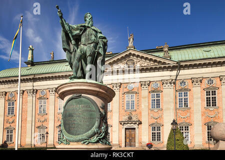 16 Settembre 2018: Stoccolma, Svezia - Statua di Gustavo Erici, nella parte anteriore del Riddarhuset, o Palazzo della nobiltà, a Stoccolma, in Svezia, su una sun Foto Stock