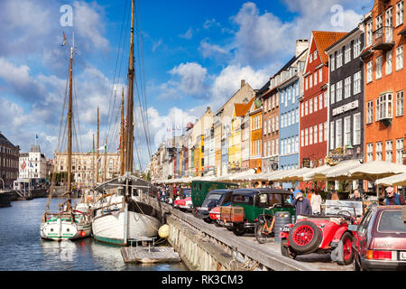 23 Settembre 2018: Copenhagen, Danimarca - Classic Cars sul display accanto al canale nel quartiere di Copenaghen di Nyhavn, con i suoi colorati xvii e 18 Foto Stock
