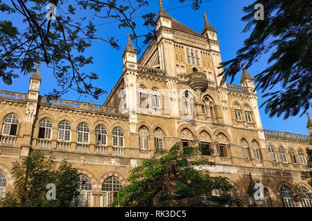 Vista parziale dell'era coloniale Elphinstone College di Kala Ghoda area, Fort, Mumbai Foto Stock