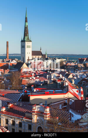 La città vecchia di Tallinn paesaggio urbano in verticale in inverno Foto Stock