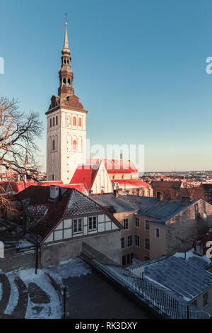 Tallinn, Estonia. Paesaggio urbano in verticale con vecchie case e la chiesa di San Nicola Foto Stock
