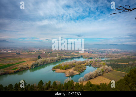 Il fiume Ebro, Spagna, passando vicino a Mora la Nova e Mora d'Ebre Foto Stock