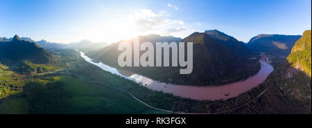 Panoramica aerea di Nam Ou Fiume Nong Khiaw Muang Ngoi Laos, tramonto Cielo drammatico, scenic paesaggio di montagna, famosa destinazione di viaggio nel sud est asiatico Foto Stock