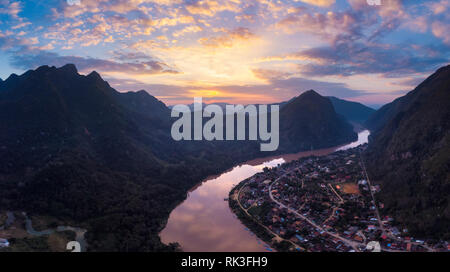 Panoramica aerea di Nam Ou Fiume Nong Khiaw Muang Ngoi Laos, tramonto Cielo drammatico, scenic paesaggio di montagna, famosa destinazione di viaggio nel sud est asiatico Foto Stock