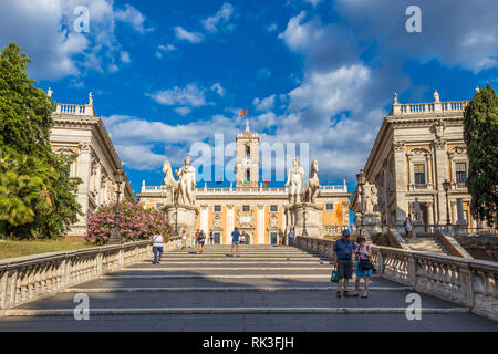 Roma, Italia - 3 Luglio 2017: Cordonata Capitolina e Dioscuri statue in ingresso al Campidoglio Foto Stock