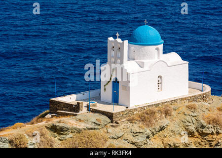 La chiesa dei Sette Martiri a Sifnos costruito su una scogliera a Kastro la vecchia capitale dell'isola. La Grecia Foto Stock