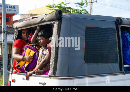 Lavoratori nel retro di un furgone a Chennai, India meridionale Foto Stock