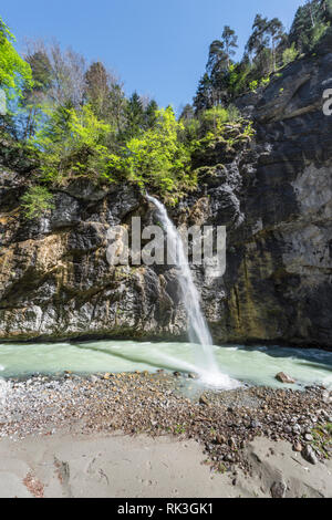 Cascata in Aare gorge nelle alpi svizzere Foto Stock