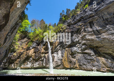 Cascata in Aare gorge nelle alpi svizzere Foto Stock