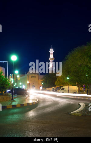 Vista notte presso la vecchia moschea Nizwa illuminata di notte (Oman) Foto Stock