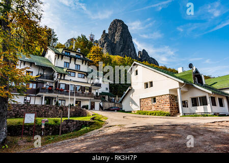 Babin zub (l'Grandmather's Tooth) Hotel sul più bel picco della vecchia montagna. L'imponente e suggestivo grandi rocce. Foto Stock