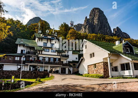 Babin zub (l'Grandmather's Tooth) Hotel sul più bel picco della vecchia montagna. L'imponente e suggestivo grandi rocce. Foto Stock