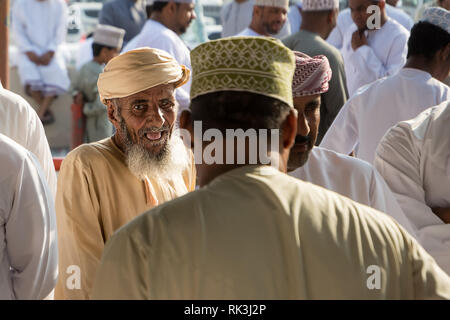 Nizwa, Oman - 2 Novembre 2018: l'espressione di un vecchio uomo dell'Oman in mezzo alla folla presso il mercato del venerdì Foto Stock