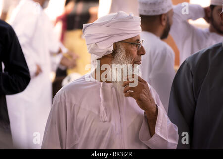 Nizwa, Oman - 2 Novembre 2018: il vecchio uomo in tradizionali Omani vestiti in Nizwa souq venerdì Foto Stock