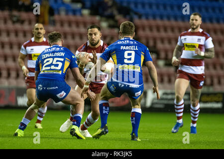 8 febbraio 2019 , DW Stadium, Wigan, Inghilterra; Betfred Super League, Round 2, Wigan Warriors vs Leeds rinoceronti ; Romain Navarrete (14) di Wigan Warriors durante il gioco al DW Stadium. Credito: Richard Long/news immagini Foto Stock