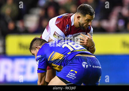 8 febbraio 2019 , DW Stadium, Wigan, Inghilterra; Betfred Super League, Round 2, Wigan Warriors vs Leeds rinoceronti ; Romain Navarrete(14) di Wigan Warriors è affrontato da Brett Ferres (16) di Leeds rinoceronti Credito: Craig Thomas/news immagini Foto Stock