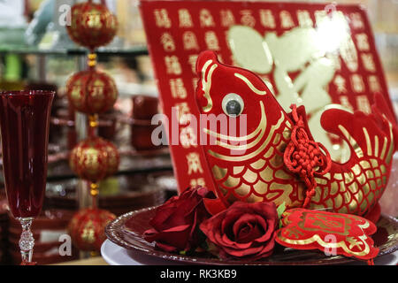 Sao Paulo, Brasile. 8 febbraio, 2019. Decorazioni per celebrare il nuovo anno lunare cinese sono venduti a un negozio in Sao Paulo, Brasile, 8 febbraio 2019. Credito: Rahel Patrasso/Xinhua/Alamy Live News Foto Stock