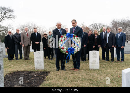 Vice Presidente Mike Pence e amministratore della NASA Jim Bridenstine partecipare in una ghirlanda di cerimonia di posa durante la NASA il Giorno del Ricordo, giovedì 7 febbraio, 2019, presso il Cimitero Nazionale di Arlington in Arlington, VA Persone: Vice Presidente Mike Pence Foto Stock