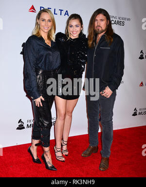 Los Angeles, Stati Uniti d'America. Il giorno 08 Febbraio, 2019. Tish Cyrus, Miley Cyrus, Billy Ray Cyrus 023 assiste MusiCares persona dell'anno in onore di Dolly Parton al Los Angeles Convention Center in Febbraio 8, 2019 a Los Angeles, California Credit: Tsuni/USA/Alamy Live News Foto Stock