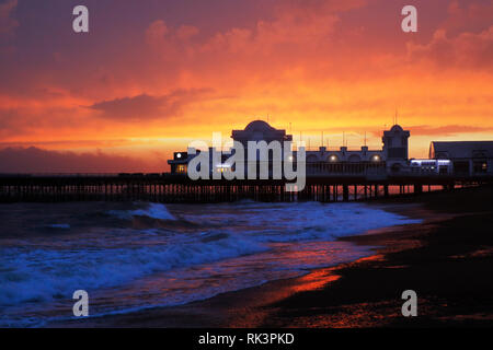 Southsea, Portmsouth. 8 Feb 2019. Regno Unito: Meteo cielo rosso di notte, Tramonto illumina il cielo dietro il Southsea molo dopo la tempesta Erik impastellato il seafont a Portsmouth, Regno Unito, venerdì 8 febbraio, 2019 Fotografia : credito: Luca MacGregor/Alamy Live News Foto Stock