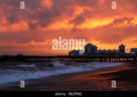 Southsea, Portmsouth. 8 Feb 2019. Regno Unito: Meteo cielo rosso di notte, Tramonto illumina il cielo dietro il Southsea molo dopo la tempesta Erik impastellato il seafont a Portsmouth, Regno Unito, venerdì 8 febbraio, 2019 Fotografia : credito: Luca MacGregor/Alamy Live News Foto Stock