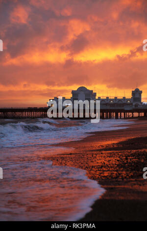 Southsea, Portmsouth. 8 Feb 2019. Regno Unito: Meteo cielo rosso di notte, Tramonto illumina il cielo dietro il Southsea molo dopo la tempesta Erik impastellato il seafont a Portsmouth, Regno Unito, venerdì 8 febbraio, 2019 Fotografia : credito: Luca MacGregor/Alamy Live News Foto Stock