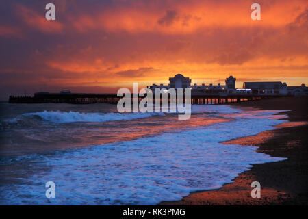 Southsea, Portmsouth. 8 Feb 2019. Regno Unito: Meteo cielo rosso di notte, Tramonto illumina il cielo dietro il Southsea molo dopo la tempesta Erik impastellato il seafont a Portsmouth, Regno Unito, venerdì 8 febbraio, 2019 Fotografia : credito: Luca MacGregor/Alamy Live News Foto Stock