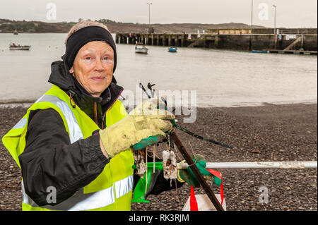 Schull, West Cork, Irlanda. 9 Feb 2018. Angela Smith di Schull Towns tiene in mano la plastica di scarto che lei è raccolta fuori da una delle spiagge di Schull. La plastica scaricata sulle spiagge di Cork occidentale è un problema ambientale enorme. Credit: Notizie dal vivo di AG/Alamy. Foto Stock