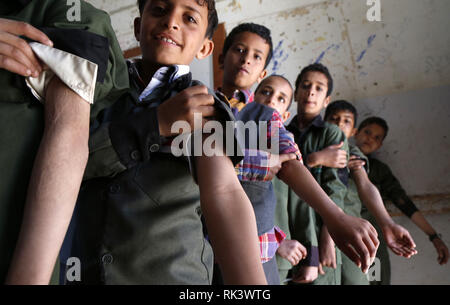 Sanaa, Yemen. Il 9 febbraio, 2019. Yemenita gli studenti a prepararsi a ricevere anti-morbillo e il vaccino contro la rosolia in una scuola a Sanaa, Yemen, nel febbraio 9, 2019. Un cittadino il morbillo e la rosolia campagna di immunizzazione sono iniziate il sabato in Yemen e avrà la durata di sei giorni. Il target della campagna yemenita ai bambini dai sei mesi ai 15 anni, secondo i media locali. Credito: Mohammed Mohammed/Xinhua/Alamy Live News Foto Stock